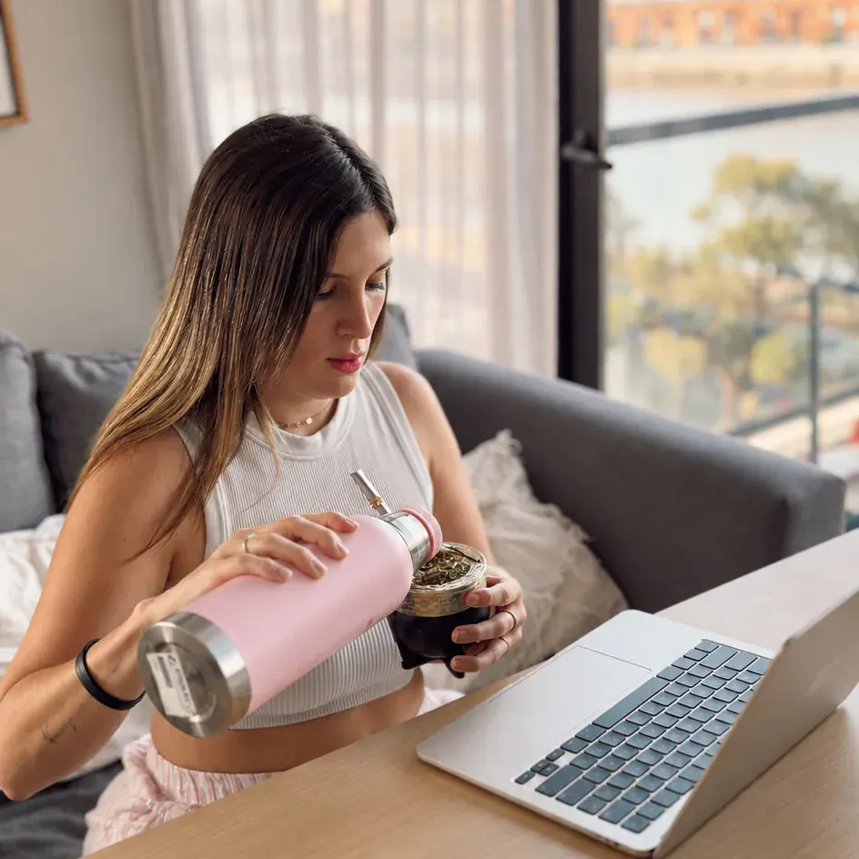 Flor Schauman trabajando desde su casa mientras prepara un mate